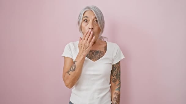 Mujer Mediana Edad Conmocionada Mano Sobre Boca Mostrando Una Expresión — Vídeos de Stock