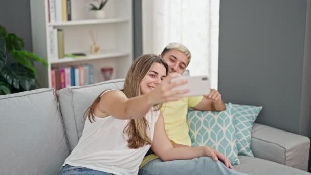 Vackra Par Tar Selfie Bild Med Smartphone Sitter Soffan Hemma — Stockvideo