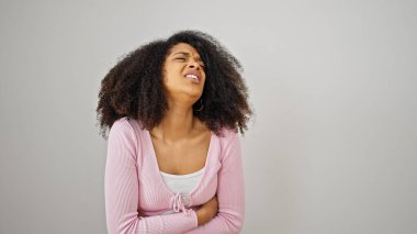 Karnı ağrıyan Afrikalı Amerikalı bir kadın izole beyaz arka planda duruyor.