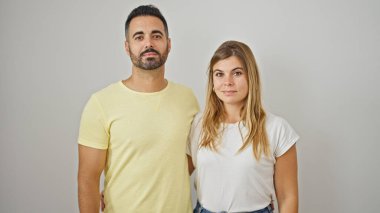 Kadın ve erkek birbirlerine sarılıyorlar. İzole edilmiş beyaz arka planda rahatça duruyorlar.