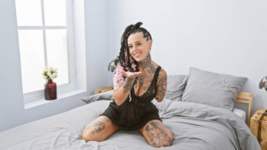 Kendine güveni tam bir İspanyol ampüte kadın, gülümsüyor ve seksi görünüyor, rahat yatak odasında rahat bir şekilde oturuyor.