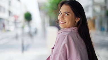 Sokakta kendine güvenen güzel İspanyol bir kadın.