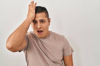 Beyaz arka planda dikilen Latin asıllı genç adam hata için el ele tutuşarak şaşırdı, hatayı hatırla. Unuttum, kötü hafıza kavramı. 