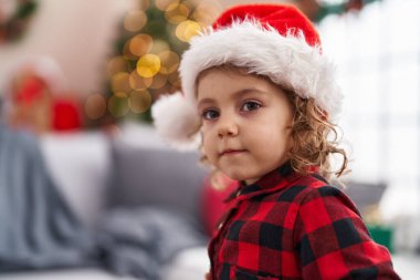 Evdeki Noel ağacının yanındaki sevimli beyaz kız Stan.