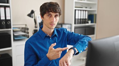 Genç İspanyol iş adamı ofisi gözetlemek için bilgisayar kullanıyor.