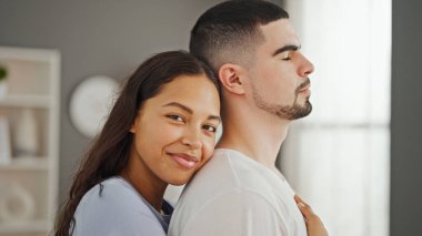 Güzel bir çift birbirine sarılıyor. Birlikte durup gülümsüyor.