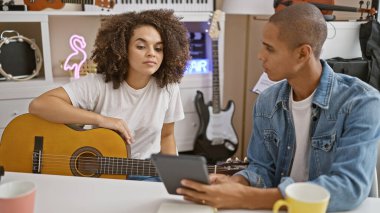 Klasik müzik stüdyosunda klasik gitar çalan iki başarılı müzisyen ve touchpad teknolojisi.