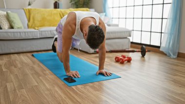 Genç Arap adam dağcıları evde eğitiyor.