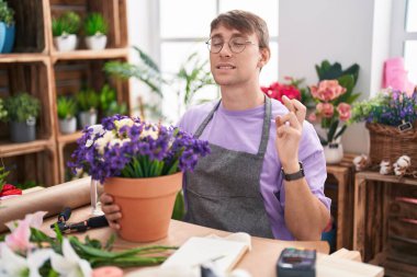 Çiçekçi dükkanında çalışan beyaz tenli sarışın adam umut ve gözlerin kapalı gülümseyerek bana işaret etti. Şans ve batıl inançlar. 