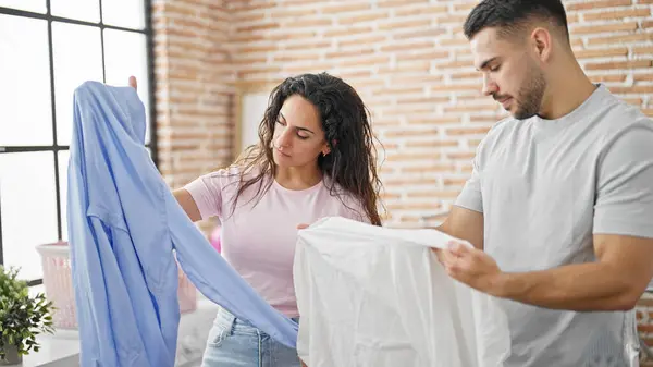 Man Woman Couple Holding Shirt Laundry Room — Stock Photo, Image