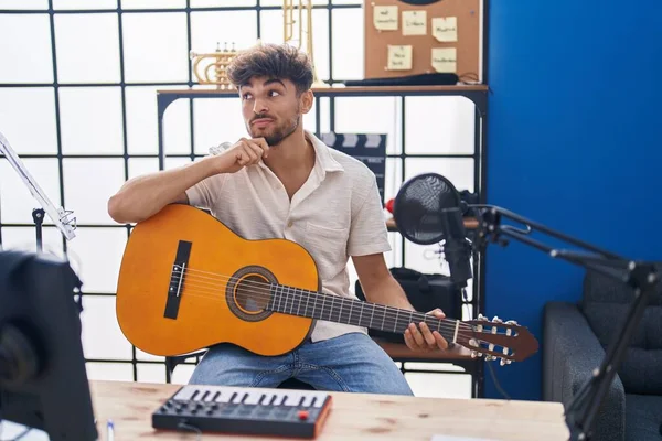 Sakallı Bir Arap Klasik Gitar Çalıyor Stüdyoda Ciddi Bir Yüz — Stok fotoğraf