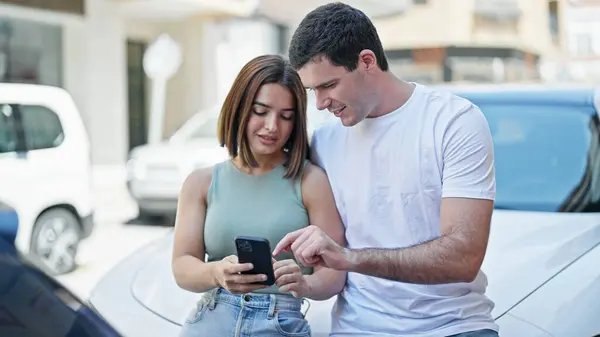 Beautiful Couple Using Smartphone Standing Car Street — Stock Photo, Image