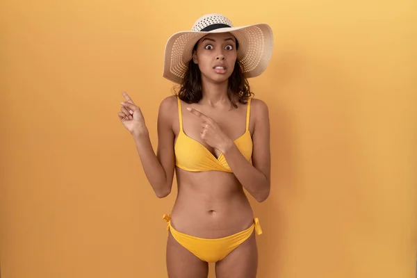Jeune Femme Hispanique Portant Bikini Chapeau Été Pointant Côté Inquiet — Photo
