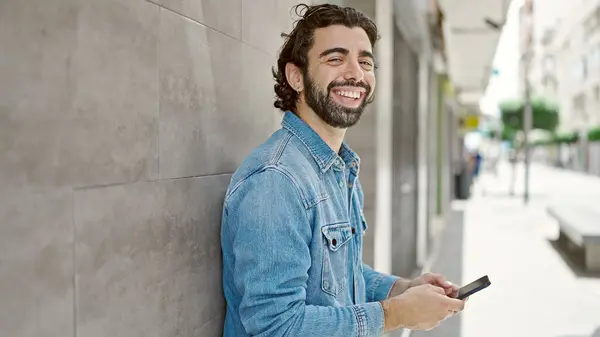 Joven Hombre Hispano Usando Smartphone Sonriendo Calle — Foto de Stock