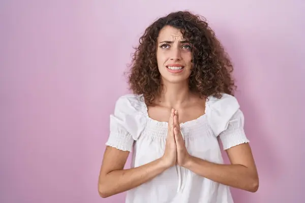 Hispanic Woman Curly Hair Standing Pink Background Begging Praying Hands — Stock Photo, Image