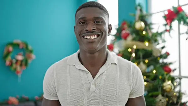 Homme Afro Américain Célébrant Noël Souriant Maison — Photo