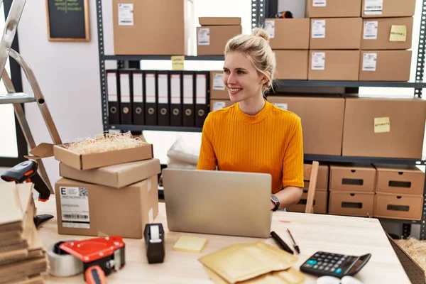 Jonge Blonde Vrouw Commerce Zakenman Met Behulp Van Laptop Werken — Stockfoto