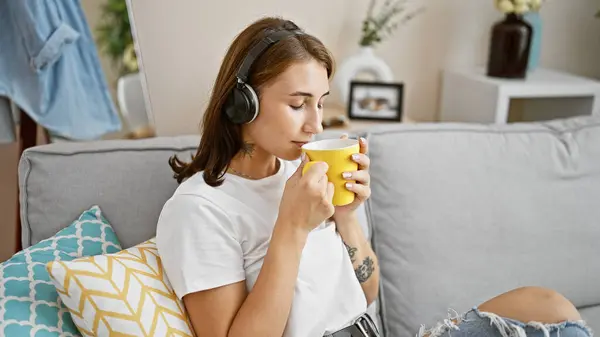 Mladá Žena Poslouchá Hudbu Pít Kávu Doma — Stock fotografie