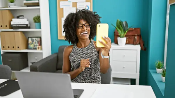 Trabajadora Negocios Afroamericana Usando Computadora Portátil Con Videollamada Por Teléfono —  Fotos de Stock