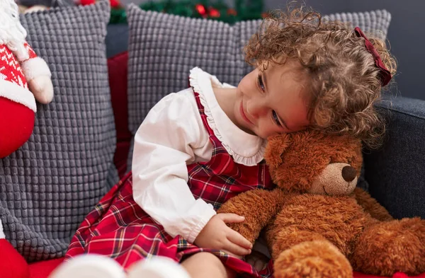 Adorable Niño Hispano Sonriendo Confiado Sentado Sofá Con Decoración Navidad — Foto de Stock