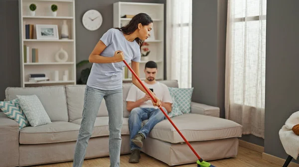 Beautiful Couple Expressing Love Cleaning Floor Together Home Boyfriend Casually — Stock Photo, Image