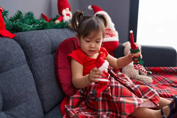 Suloinen Kiinalainen Tyttö Tilalla Joulun Leluja Istuu Sohvalla Kotona — kuvapankkivalokuva
