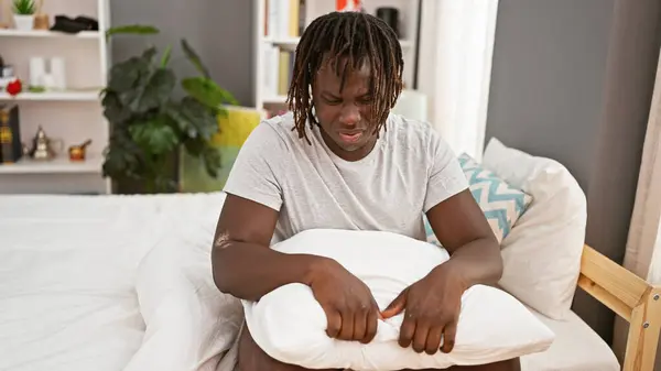 Afrikansk Amerikansk Man Stressad Sitter Sängen Sovrummet — Stockfoto