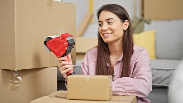 Young Beautiful Hispanic Woman Smiling Confident Packing Cardboard Box New — Stock Photo, Image