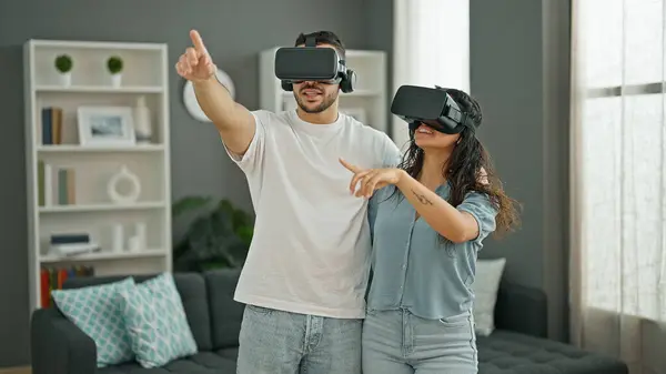 Мужчина Женщина Играют Видеоигры Используя Очки Виртуальной Реальности Дома — стоковое фото