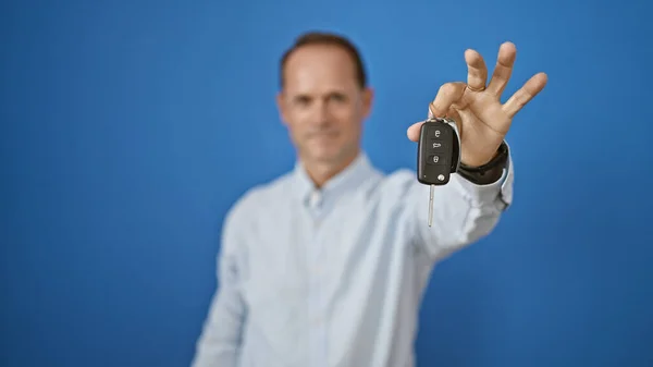 Aufgeregter Mann Mittleren Alters Zeigt Schlüssel Seines Neuen Autos Isoliert — Stockfoto