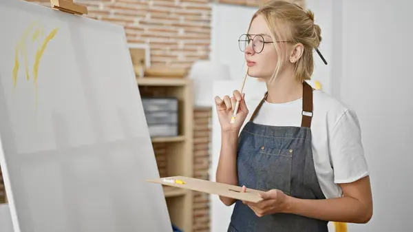 Młoda Blondynka Artysta Patrząc Rysować Myśląc Studio Sztuki — Zdjęcie stockowe
