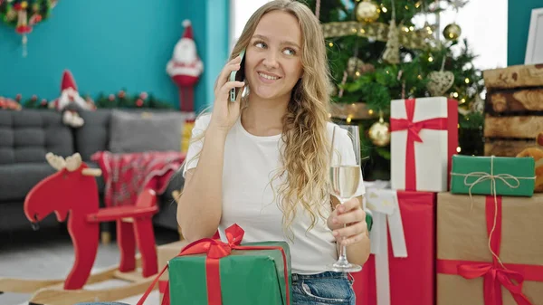 Νεαρή Ξανθιά Γυναίκα Γιορτάζει Χριστούγεννα Μιλώντας Στο Smartphone Πίνοντας Σαμπάνια — Φωτογραφία Αρχείου