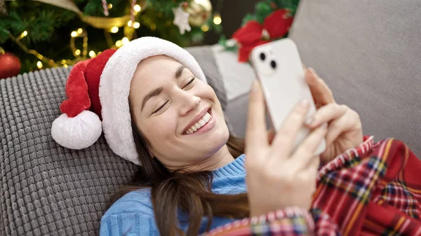 年轻的高加索女人在家里用智能手机庆祝圣诞节 — 图库照片