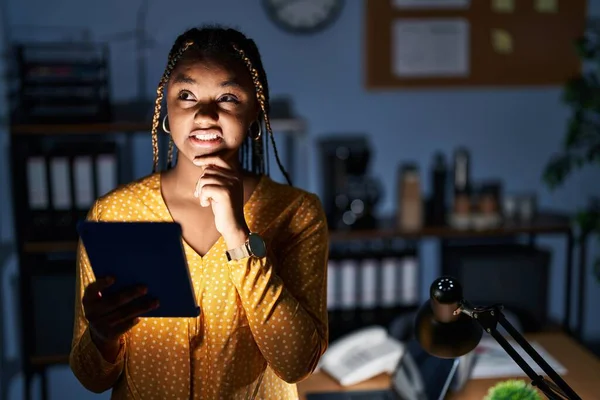 Afroamerikanerin Mit Zöpfen Die Nachts Mit Tablet Gedanken Büro Arbeitet — Stockfoto