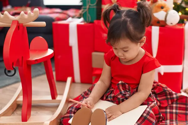 Adorable Chica China Dibujando Cuaderno Sentado Suelo Por Árbol Navidad — Foto de Stock