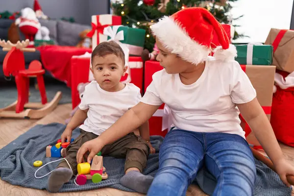 Roztomilí Chlapci Slaví Vánoce Hraní Hračkou Doma — Stock fotografie