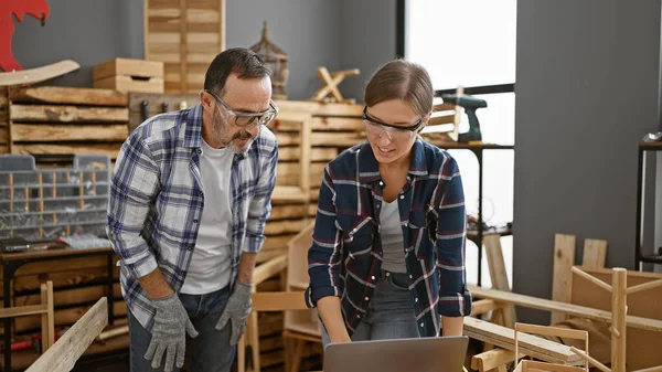 Two Skillful Carpenters Man Woman Connecting Online Laptop Sawdust Timbers — Stock Photo, Image