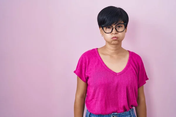 Ung Asiatisk Kvinna Med Kort Hår Står Över Rosa Bakgrund — Stockfoto