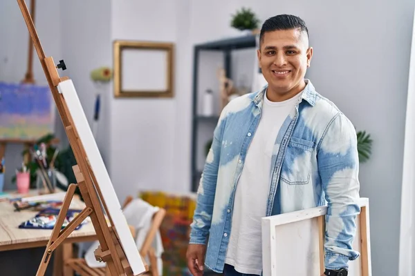 年轻的拉丁男艺人面带微笑 自信地站在艺术工作室 — 图库照片