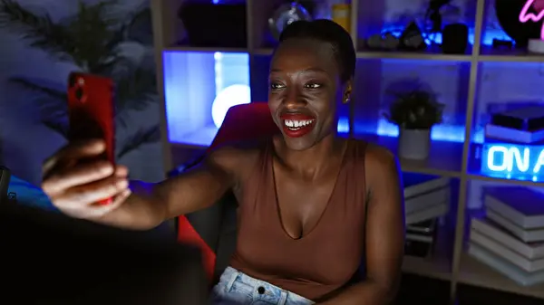 Selbstbewusste Afrikanisch Amerikanische Streamerin Macht Ein Freudiges Selfie Mit Ihrem — Stockfoto