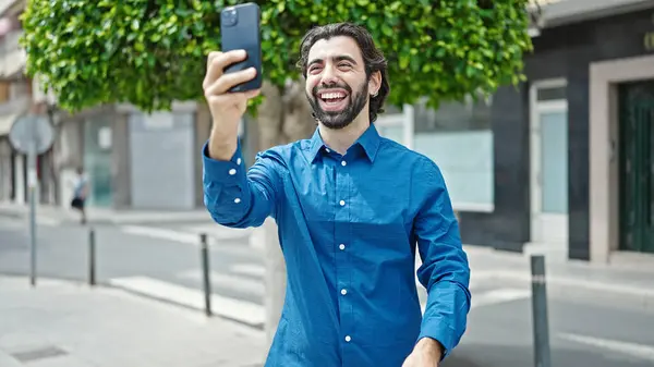 Joven Hombre Hispano Sonriendo Confiado Teniendo Videollamada Calle — Foto de Stock
