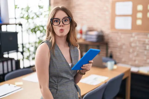 Ofiste Çalışan Beyaz Bir Kadın Gözlük Takıyor Dudaklarıyla Balık Suratı — Stok fotoğraf