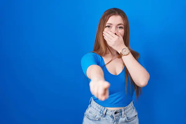 Redhead Woman Standing Blue Background Laughing You Pointing Finger Camera — Stock Photo, Image