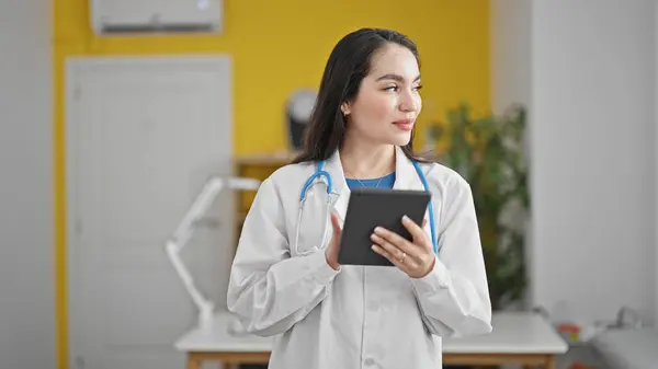 Joven Hermosa Mujer Hispana Médico Usando Touchpad Clínica —  Fotos de Stock