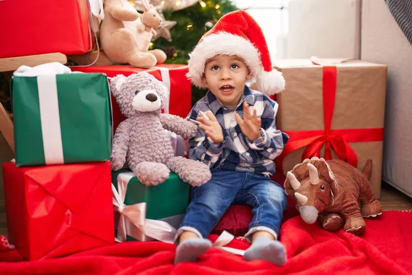 Adorable Niño Sentado Suelo Por Los Regalos Navidad Aplaudiendo Casa — Foto de Stock