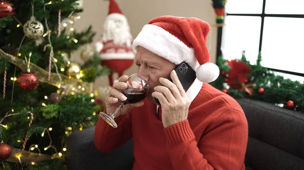 Starszy Rangą Pijący Wino Rozmawiający Przez Telefon Domu — Zdjęcie stockowe
