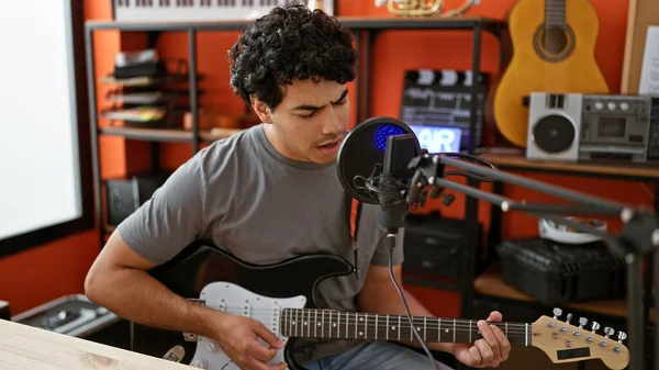 Jonge Latijnse Man Muzikant Zingen Lied Spelen Elektrische Gitaar Muziekstudio — Stockfoto