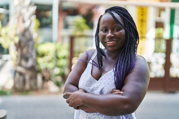 Sokakta Kollarını Kavuşturmuş Afro Amerikalı Bir Kadın — Stok fotoğraf