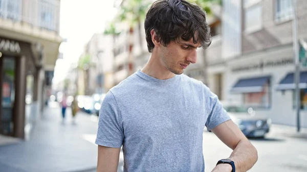 Jovem Hispânico Olhando Para Relógio Com Rosto Sério Rua — Fotografia de Stock