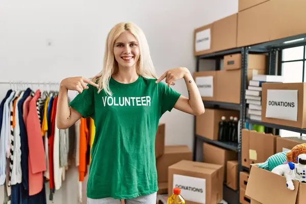 Hayır Kurumunda Gülümseyen Tişörtü Gösteren Genç Sarışın Kadın — Stok fotoğraf